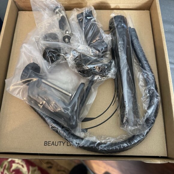 Live Streaming - Video Conferencing - Beauty LED Ring Light With Smartphone Clip - Picture 6 of 8